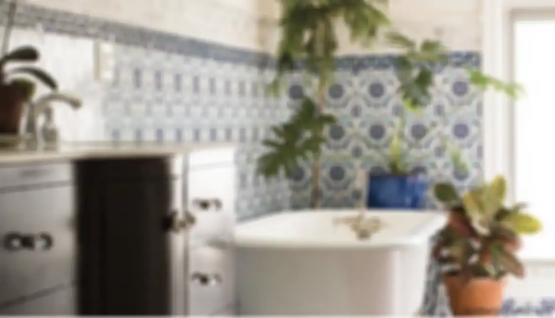 Banyak pemilik rumah minimalis yang belum tahu. Begini cara bikin adem kamar mandi mungil. Foto hasil renovasinya disorot.