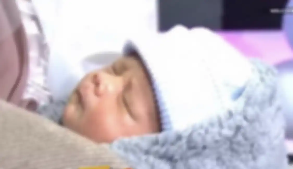 Rizky Billar dan Lesti Kejora menyingkap tabir wajah anak pertama yang kerap disebut dengan Baby L. Air mata Lesti Kejora pecah gegara ini.