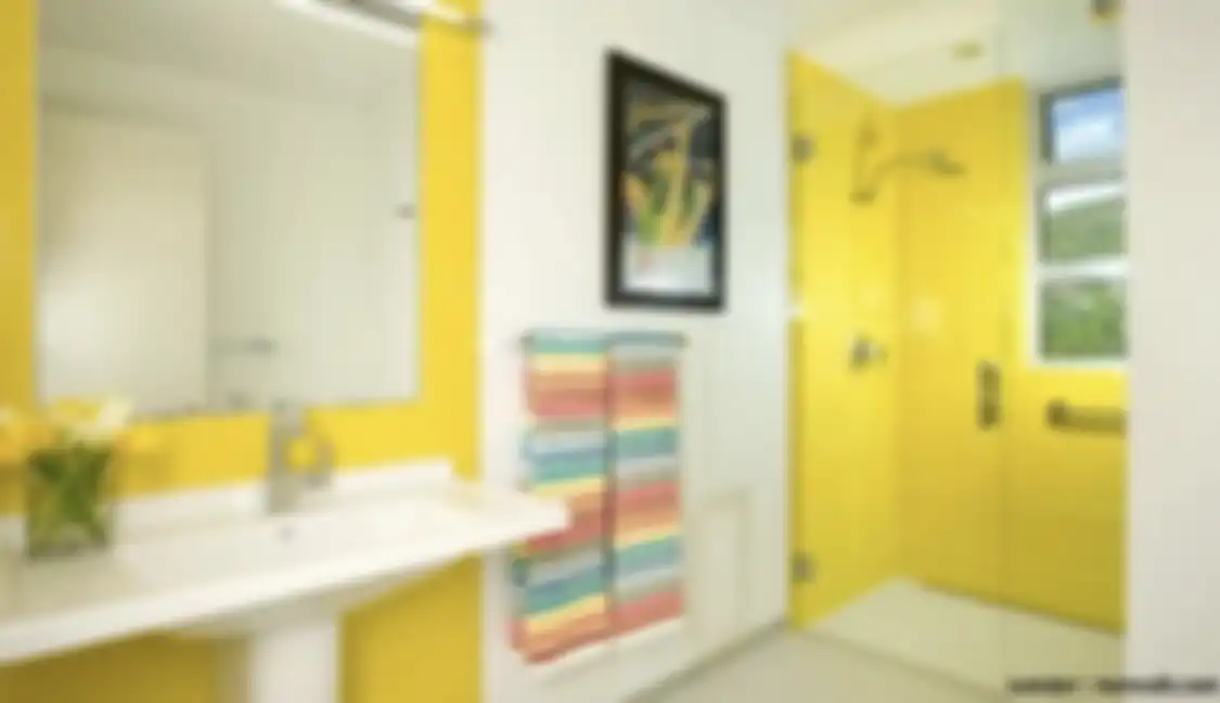 Dengan berani meniru dekorasi warna mencolok, pemilik rumah minimalis dapat foto interior kamar mandi mungil seperti begini.