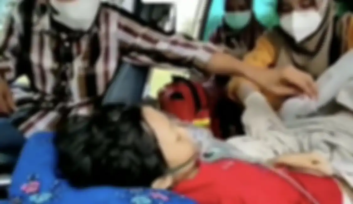 Foto Sinta Aulia berhasil menarik simpati Kapolri Jenderal Listyo SIgit Prabowo. Bocah perempuan ini menderita tumor di kakinya. 