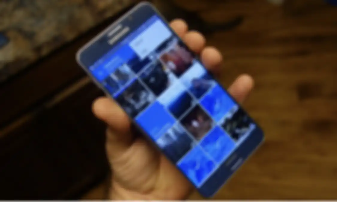 Reboot ponsel Android untuk mengatasi kamera yang error saat akan memotret.