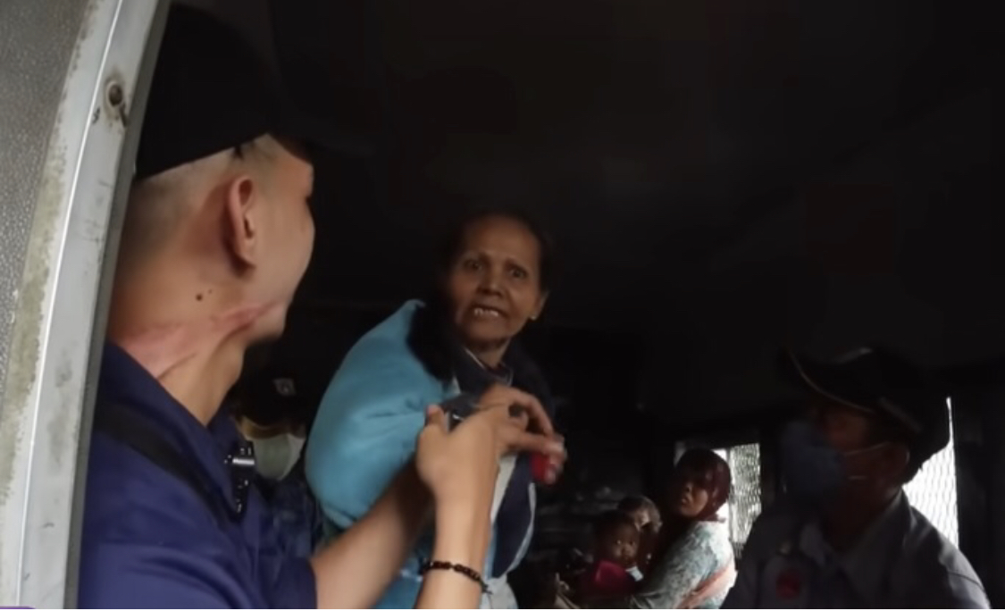 Tinggal di rumah mewah tanpa listrik dan air, Ibu Eny mengalami depresi setelah ditelantarkan suaminya sejak tahun 2010.