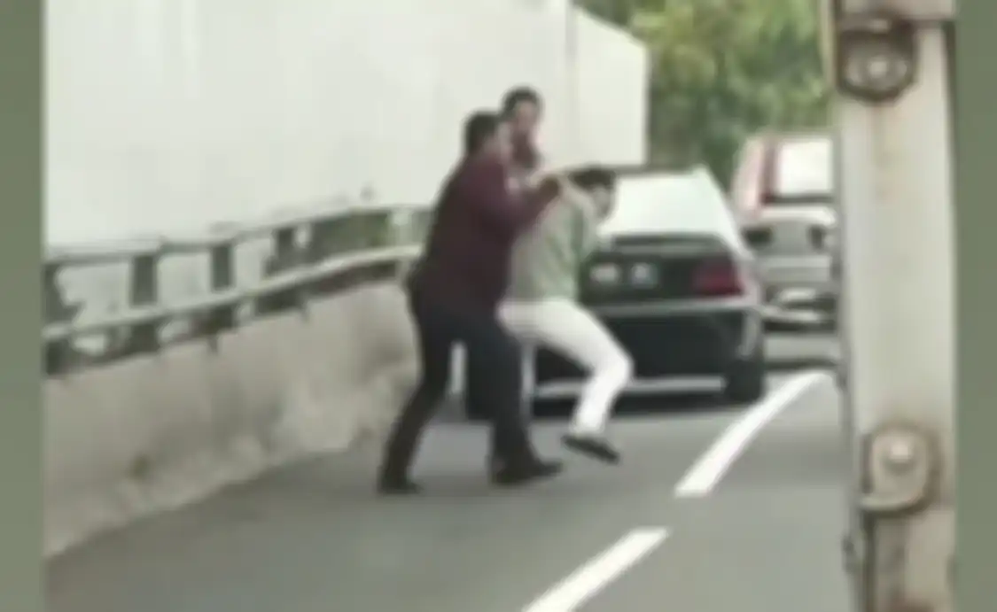 Keluarga pelaku pemukulan Justin Frederick anak anggota DPR buka suara. Ini sikap Justin yang bikin pelaku murka. 