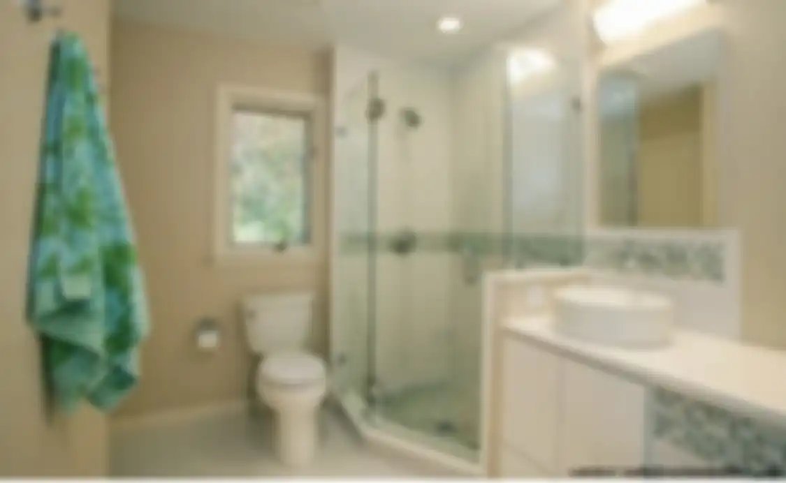Kamar mandi mungil terlihat lega lantaran shower sengaja dipindah ke bagian ini. Foto interiornya sampai jadi referensi. 