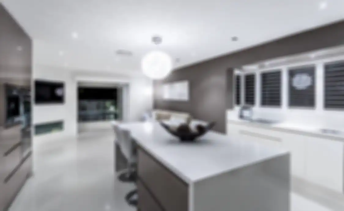 Desain dapur modern yang disentuh kitchen set hitam putih menjadi pembeda. Foto hasilnya bikin happy.