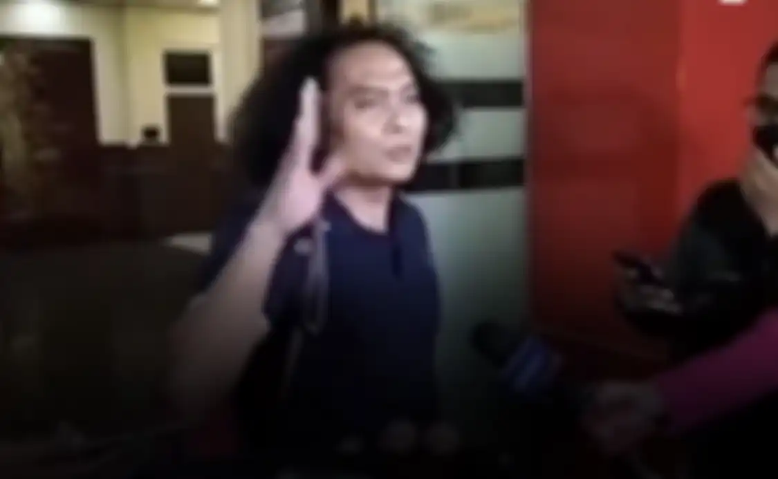 Pengacara Deolipa Yumara setuju ucapan Kabareskrim Komjen Agus soal penyebab kematian Brigadir J. Dia mau tiru pelukan Kapolda Metro.