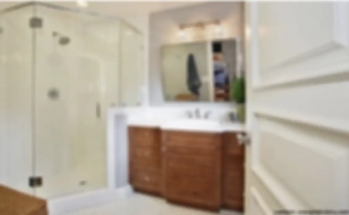 Kamar mandi mungil terlihat lega lantaran shower sengaja dipindah ke bagian ini. Foto interiornya sampai jadi referensi. 