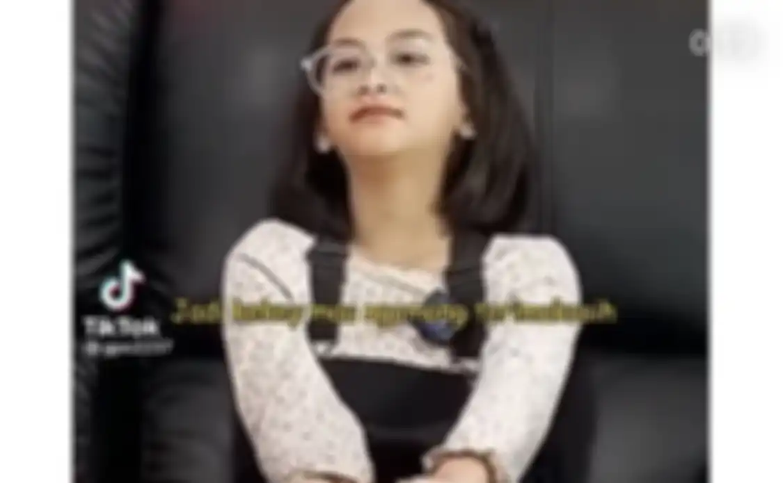 Wenny Ariani yang menolak tawaran tes DNA dari Rezky Aditya bikin murka netizen. Wajah Kekey disebut mirip almarhumah Vanessa Angel. 