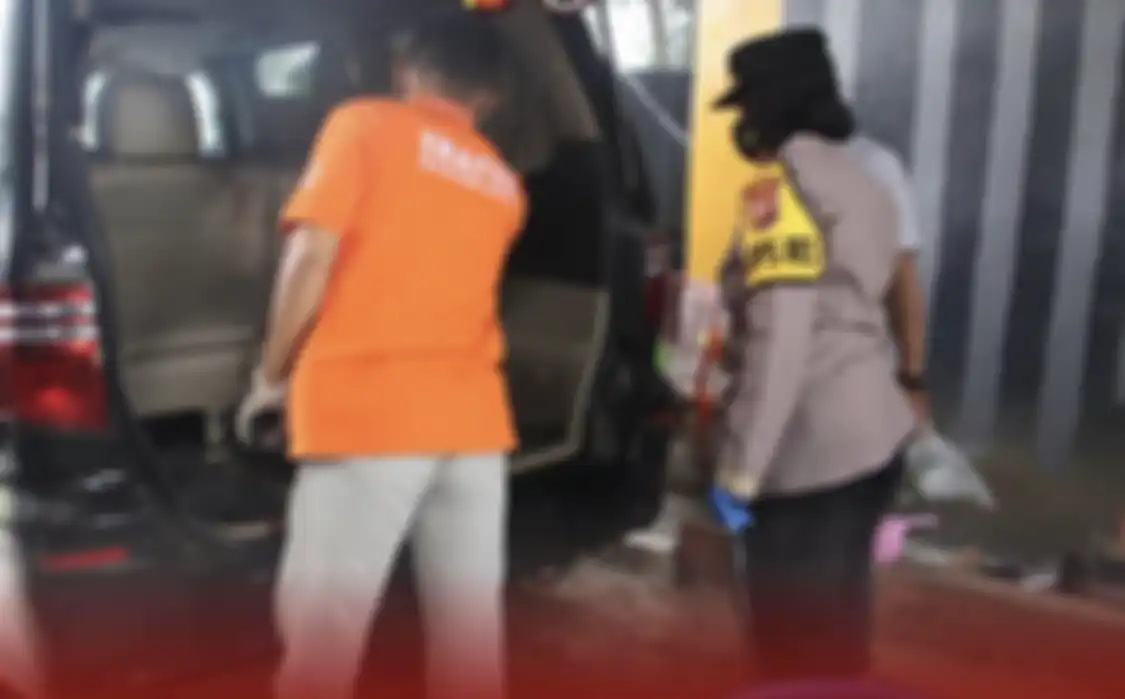 Kapolres Subang AKBP Sumarni memeriksa TKP pembunuhan ibu dan anak di Subang. 