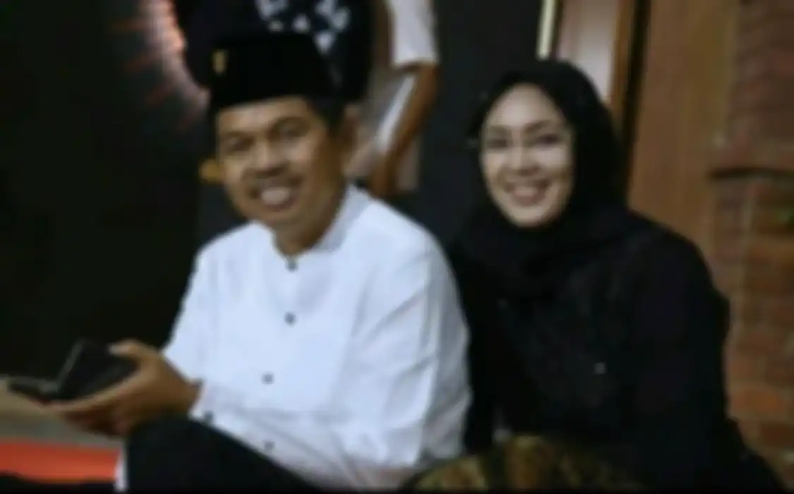 Pernikahan Bupati Purwakarta dengan Dedi Mulyadi ternyata sempat tak dapat restu. Pantas foto mesranya makin sulit dicari. 