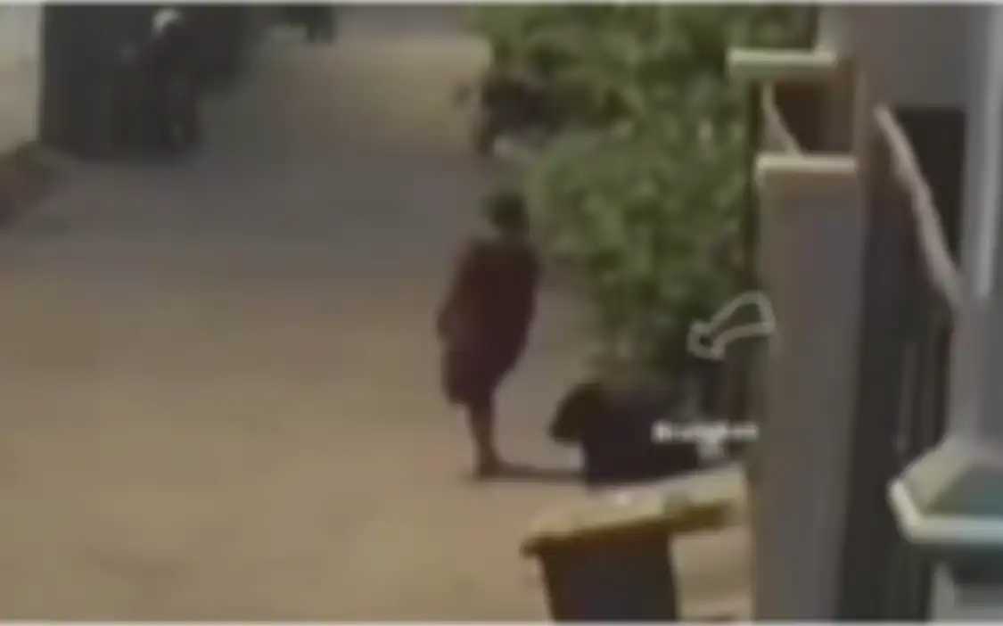 Mantan ART Dara Arafah nekat mencuri brankas Rp 800 juta bareng pacar. Tetangganya sebut pelaku punya kebiasaan begini.  