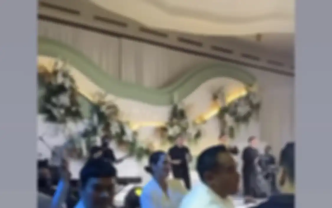 Gisel mengunggah foto yang menunjukkan Ardi Bakrie ogah joget bareng istrinya, Nia Ramadhani. Ardi pilih berdiri sendirian.