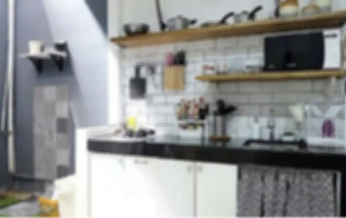Desain dapur terbuka rumah tipe 36 sengaja mengadopsi trik begini. Area memasak jadi nggak sumpek. Foto hasilnya tampak beda.