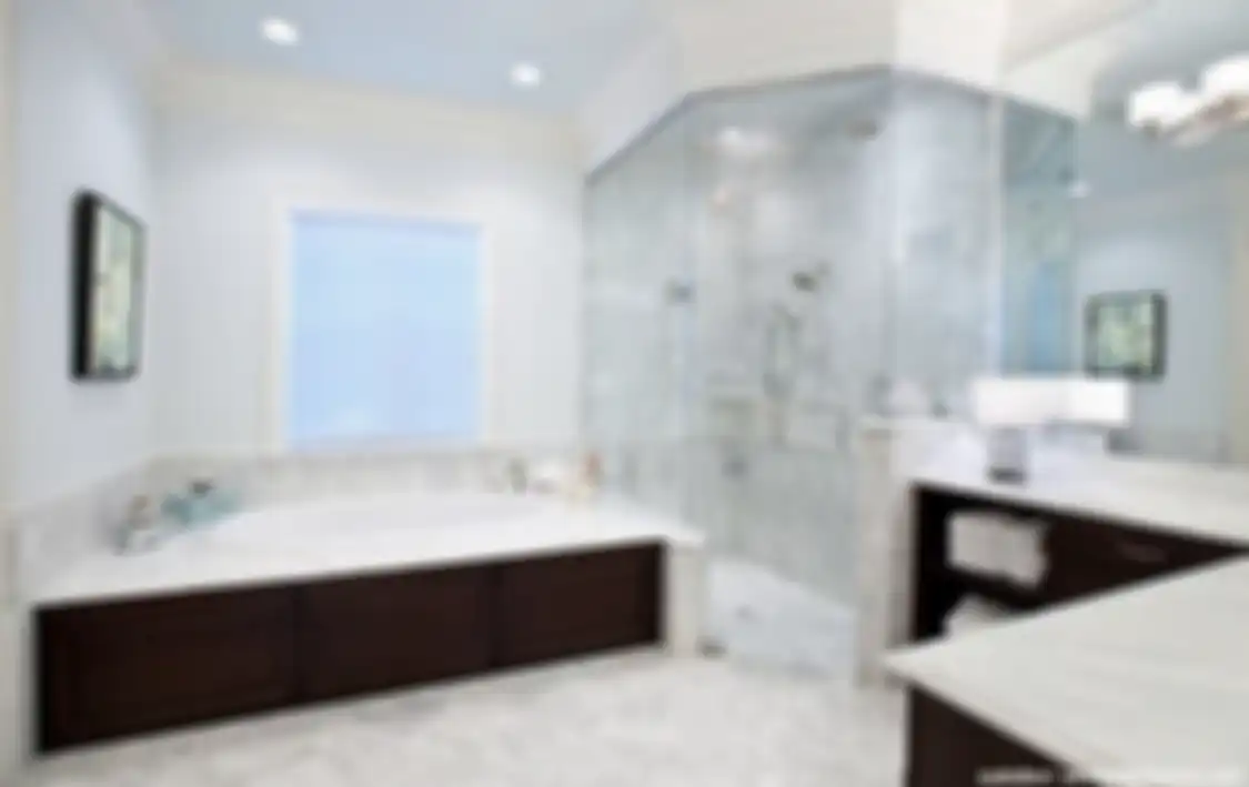 Kamar mandi mungil terlihat lega lantaran shower sengaja dipindah ke bagian ini. Foto interiornya sampai jadi referensi. 