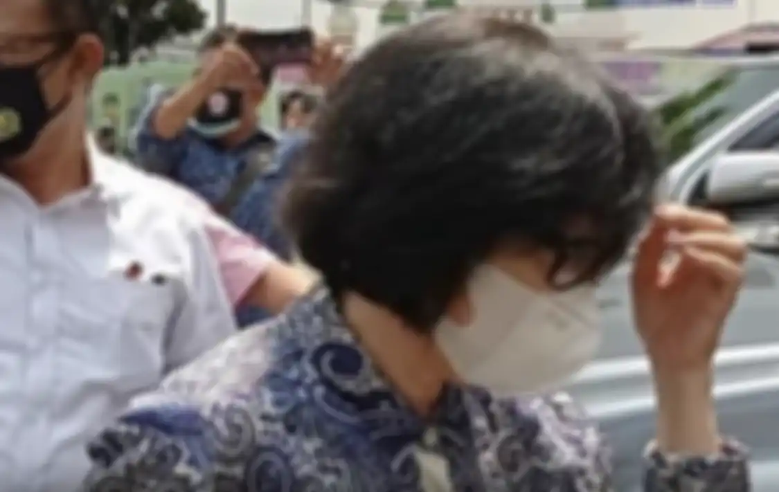 Anak Akidi Tio, Heryanti, diperiksa polisi. Kapolda Sumatera Selatan (Sumsel) Irjen Eko Indra Heri disebut kena prank usai pamer foto sumbangan Rp 2 triliun dari keluarga Akidi Tio.