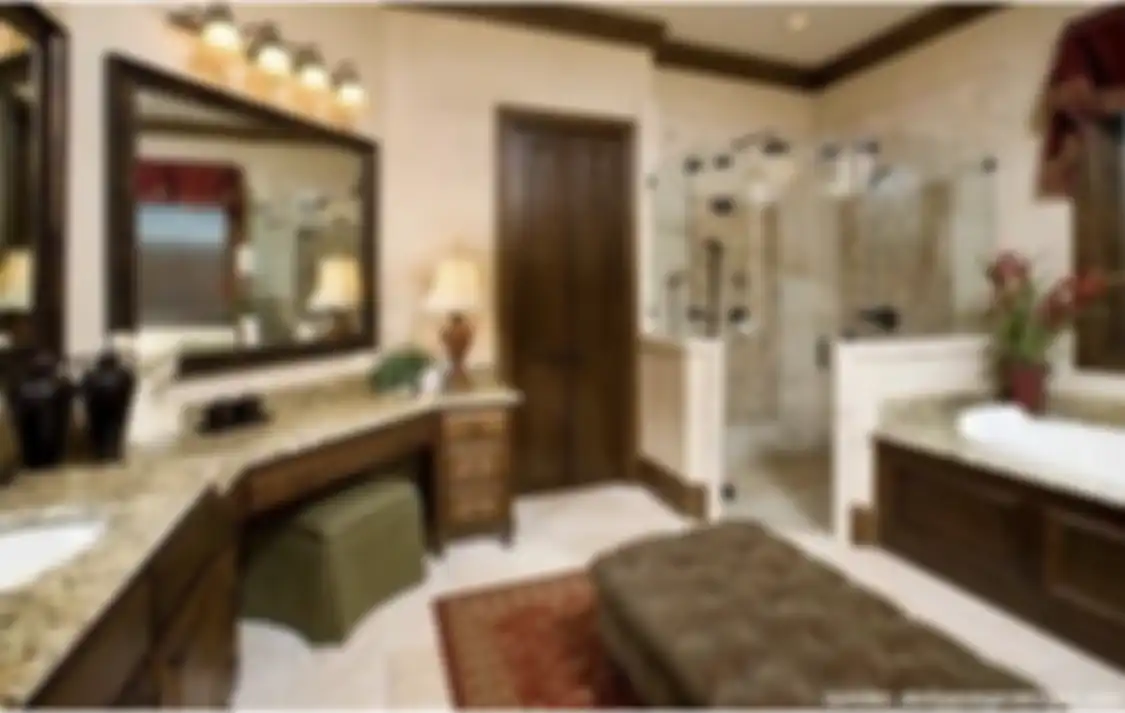 Kamar mandi mungil terlihat lega lantaran shower sengaja dipindah ke bagian ini. Foto interiornya sampai jadi referensi. 