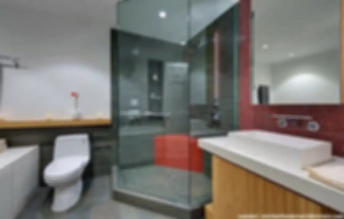 Kamar mandi mungil terlihat lega lantaran shower sengaja dipindah ke bagian ini. Foto interiornya sampai jadi referensi. 