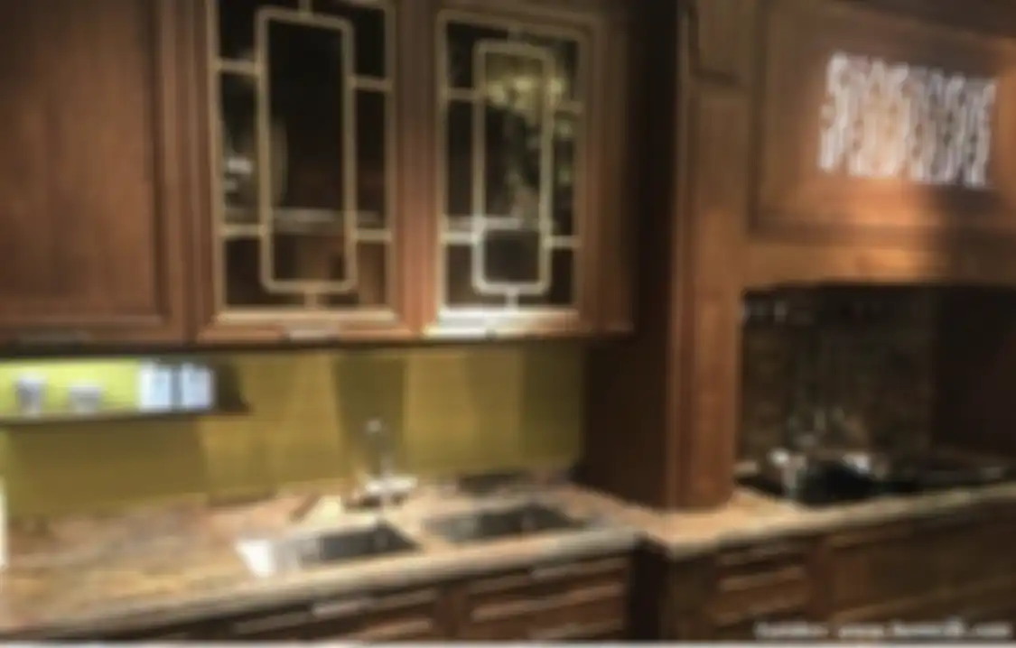 Desain kabinet dapur yang menebarkan kesan mewah dirancang dengan model spesial. Foto hasilnya sampai dibahas pemilik rumah.