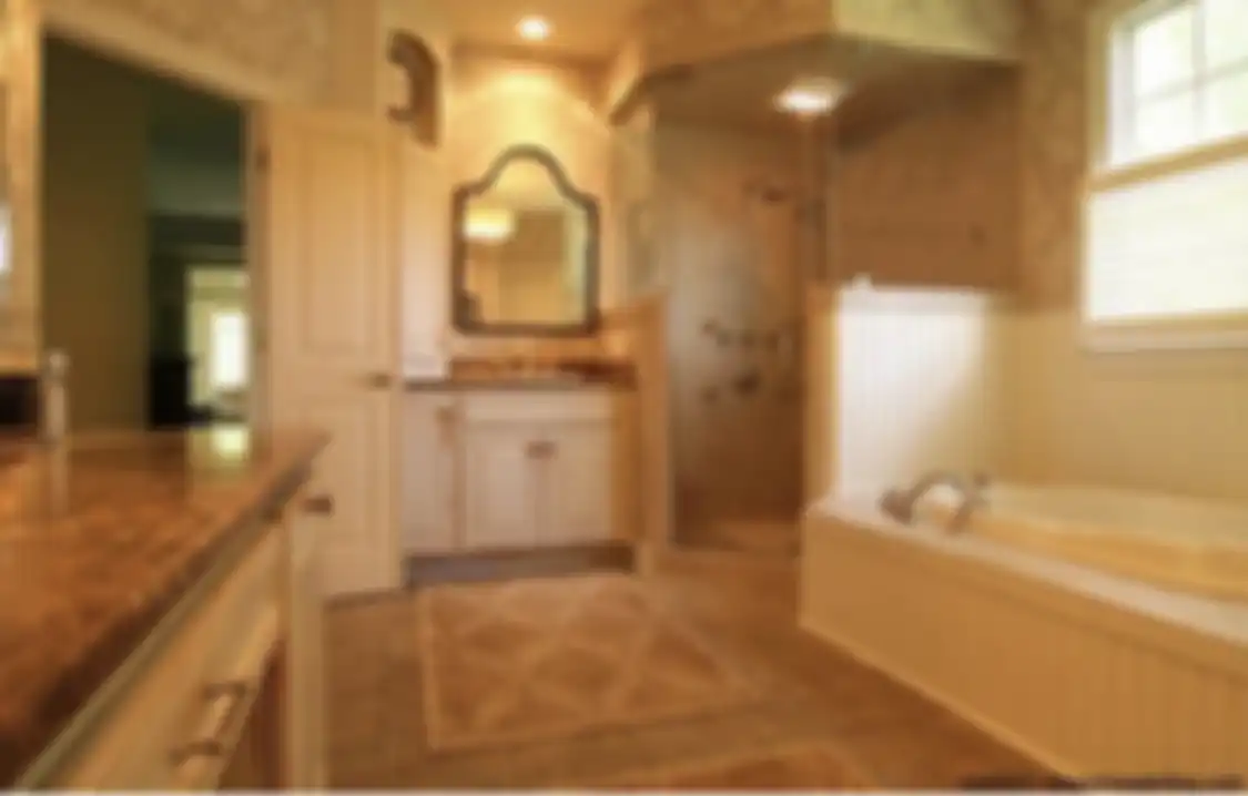 Kamar mandi mungil terlihat lega lantaran shower sengaja dipindah ke bagian ini. Foto interiornya sampai jadi referensi. 