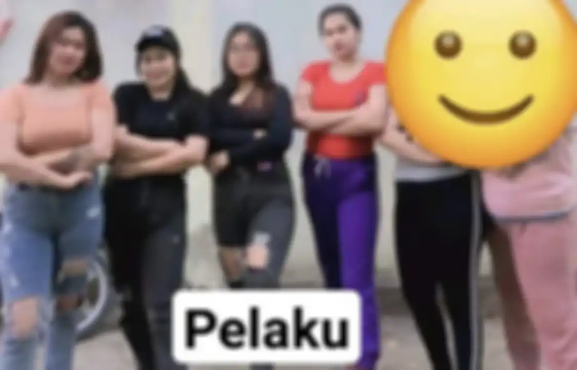 Wanita berinisial IN mengalami pengeroyokan hingga pakaiannya dilucuti. Para pelaku geram gegara korban berani ngomong begini.