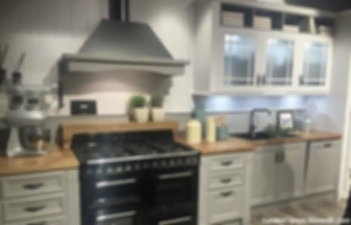 Desain kabinet dapur yang menebarkan kesan mewah dirancang dengan model spesial. Foto hasilnya sampai dibahas pemilik rumah.
