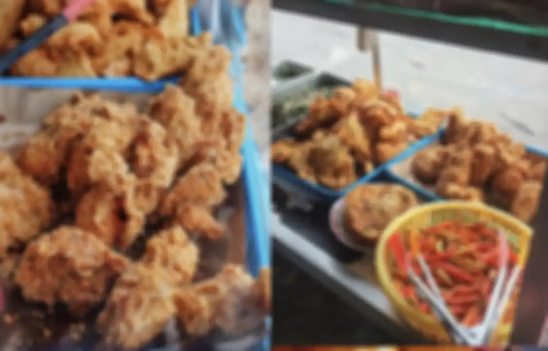 Dengan harga mahasiswa, sajian ayam geprek bikin kenyang saat makan siang di Jogja. Murah dan enak.