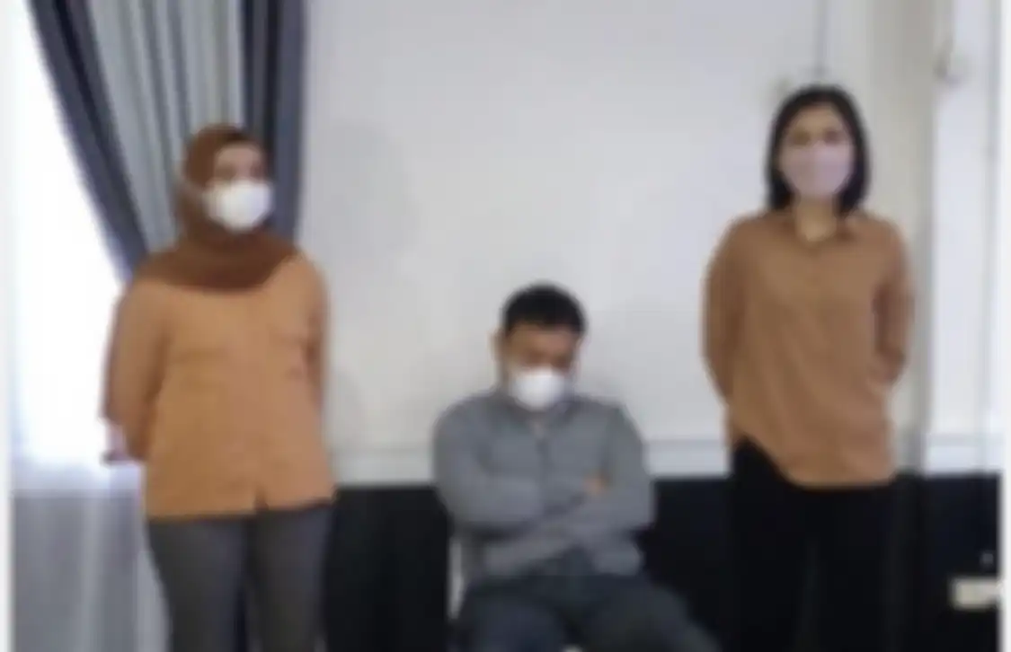 Foto tampang satgas PDIP itu sudah terbesar luas di media sosial. Akun sosial media pemilik perusahaan mentereng ini juga sudah diketahui.