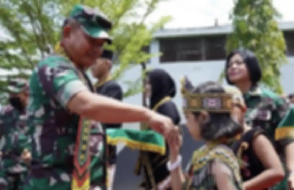 KSAD Jenderal Dudung meminta anggotanya jangan jadi ayam sayur. Pantas prajurit TNI satu Indonesia geruduk Effendi Simbolon. 