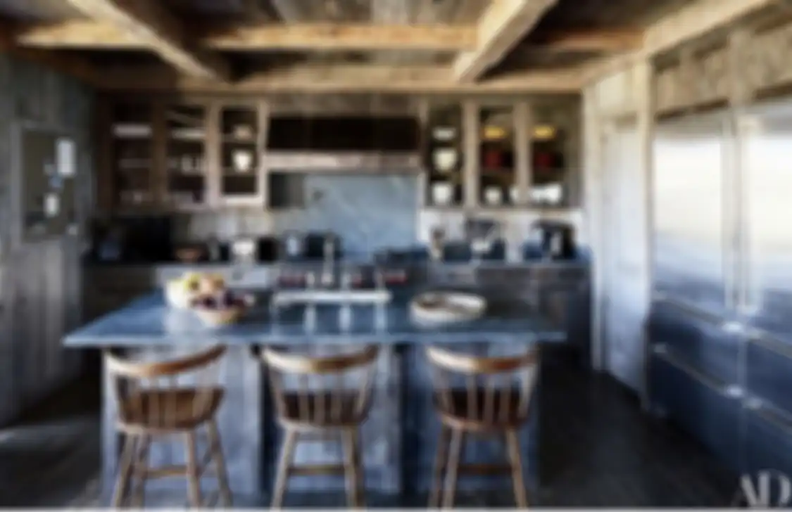 Dengan memilih kitchen set yang sengaja dibuat seperti begini, foto desain dapur di rumah mungil terlihat rustic.
