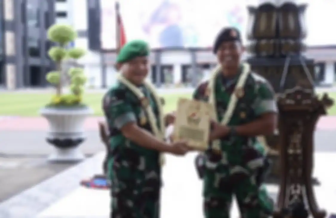 KSAD Jenderal Dudung meminta anggotanya jangan jadi ayam sayur. Pantas prajurit TNI satu Indonesia geruduk Effendi Simbolon. 