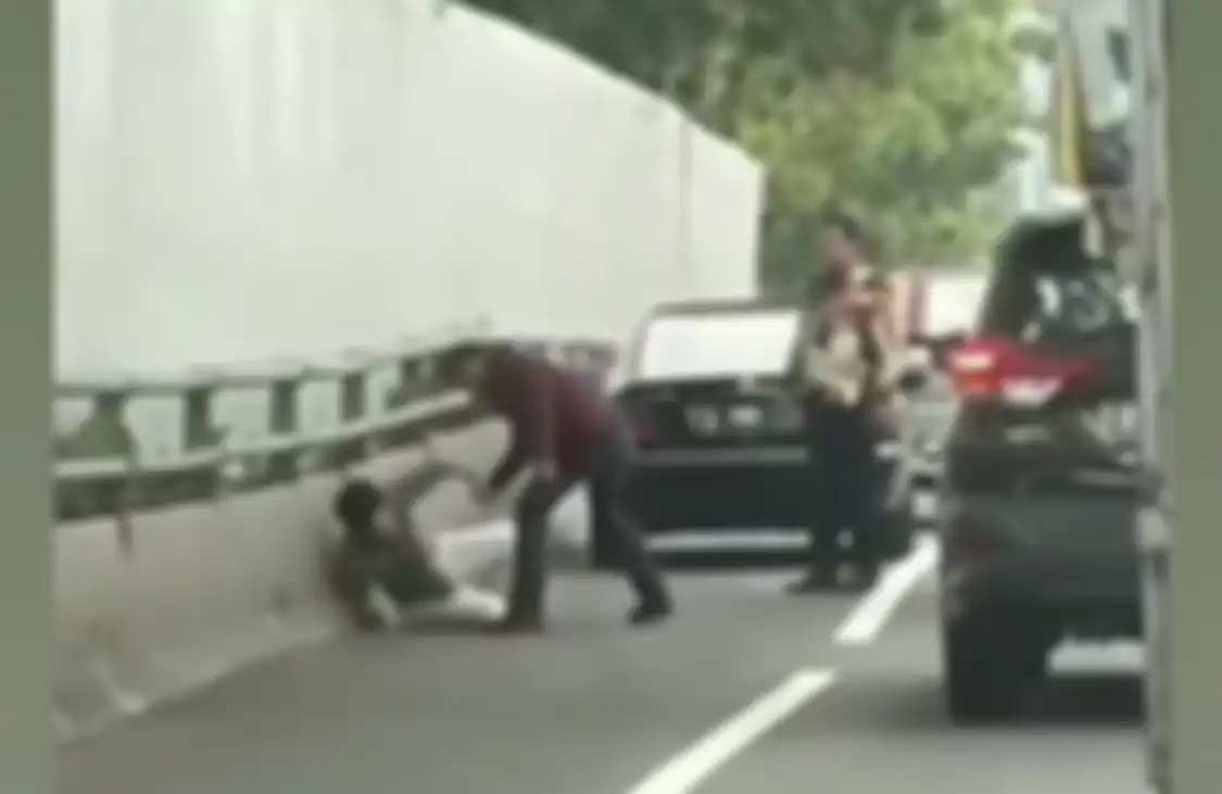 Keluarga pelaku pemukulan Justin Frederick anak anggota DPR buka suara. Ini sikap Justin yang bikin pelaku murka. 