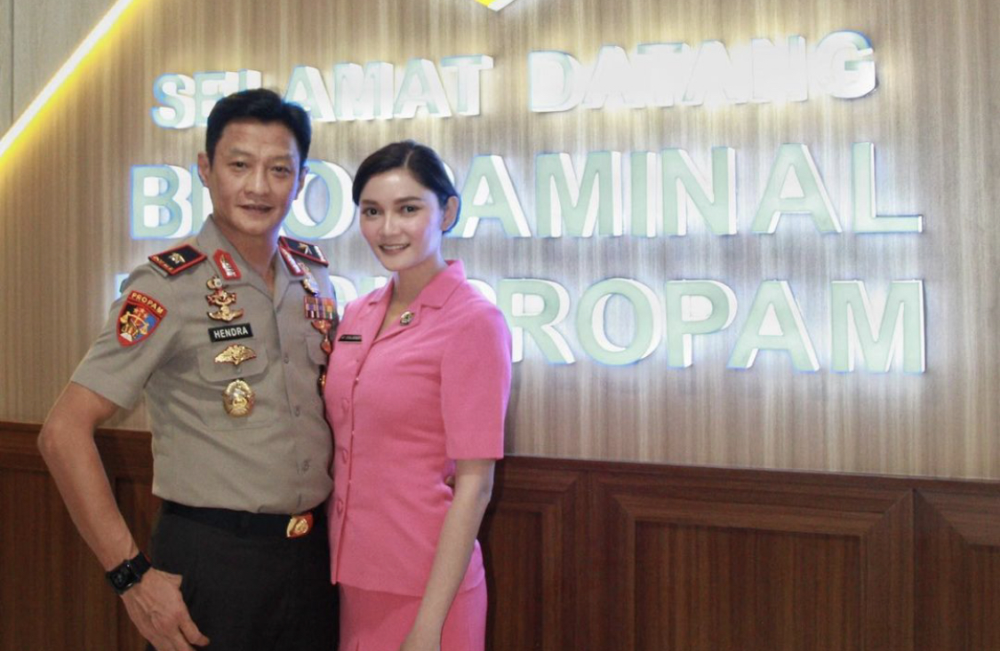 Begini curhat pilu anak buah Ferdy Sambo yang iikut dikurung tim khusus Polri. Foto istri Brigjen Hendra Kurniawan samb=pai ikut tersebar.