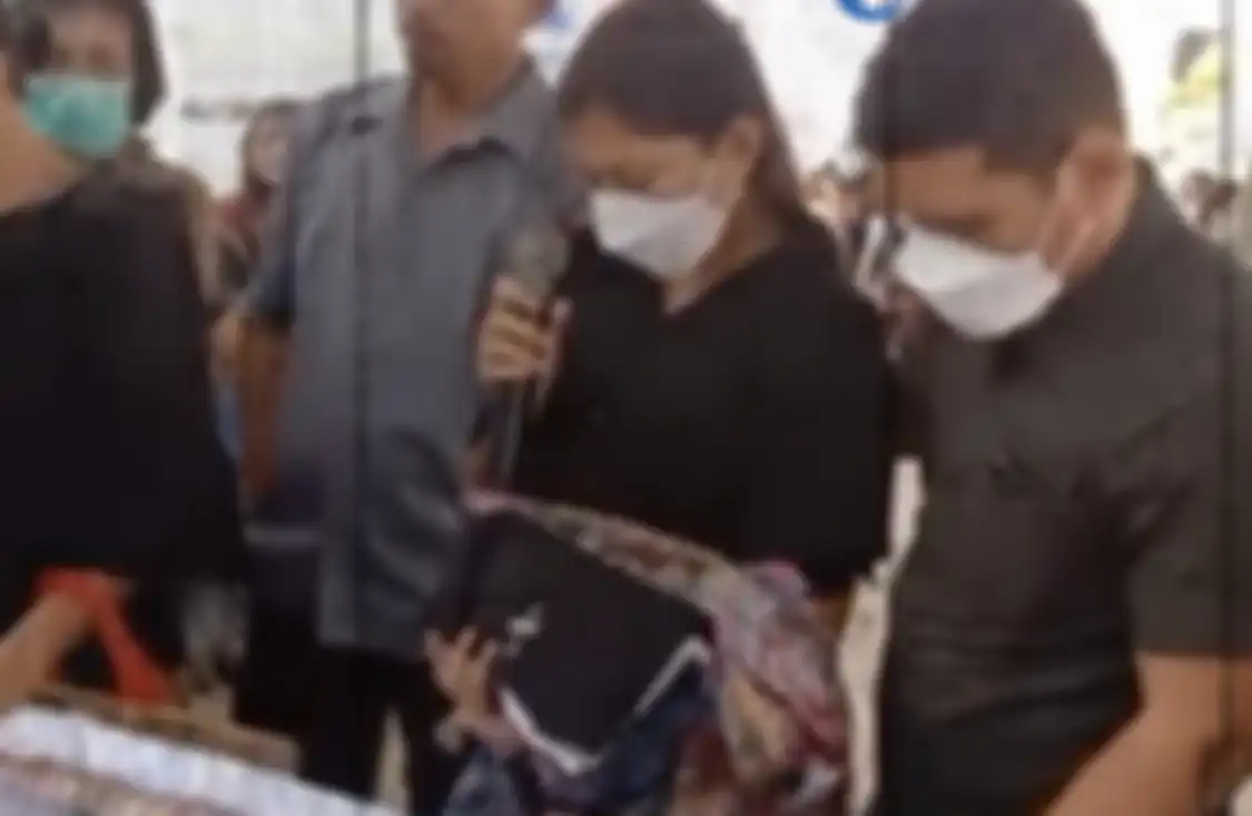 Vera Simanjuntak kekasih Brigadir Yosua tampak lega masih boleh simpan peninggalan khusus dari almarhum. HP miliknya disita polisi.