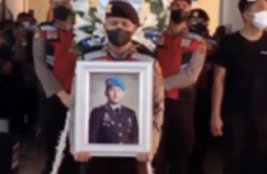 Bripka Ricky senior Bharada E mengaku melihat Brigadir J terkapar. Namun, dia gagal menjawab pertanyaan kunci Komnas HAM.