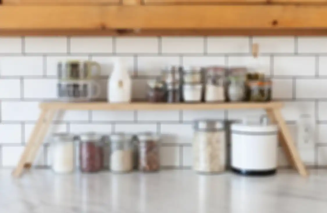 Pemilik rumah cukup modal dekorasi begini, desain dapur sederhana makin bikin betah. Foto hasilnya sampai dibilang cantik. 