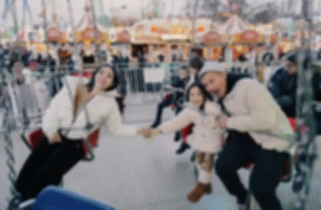 Gisella Anastasia tampak rajin memposting foto liburan bareng Gempi dan Gading Marten di London. Mereka terlihat kian hangat.