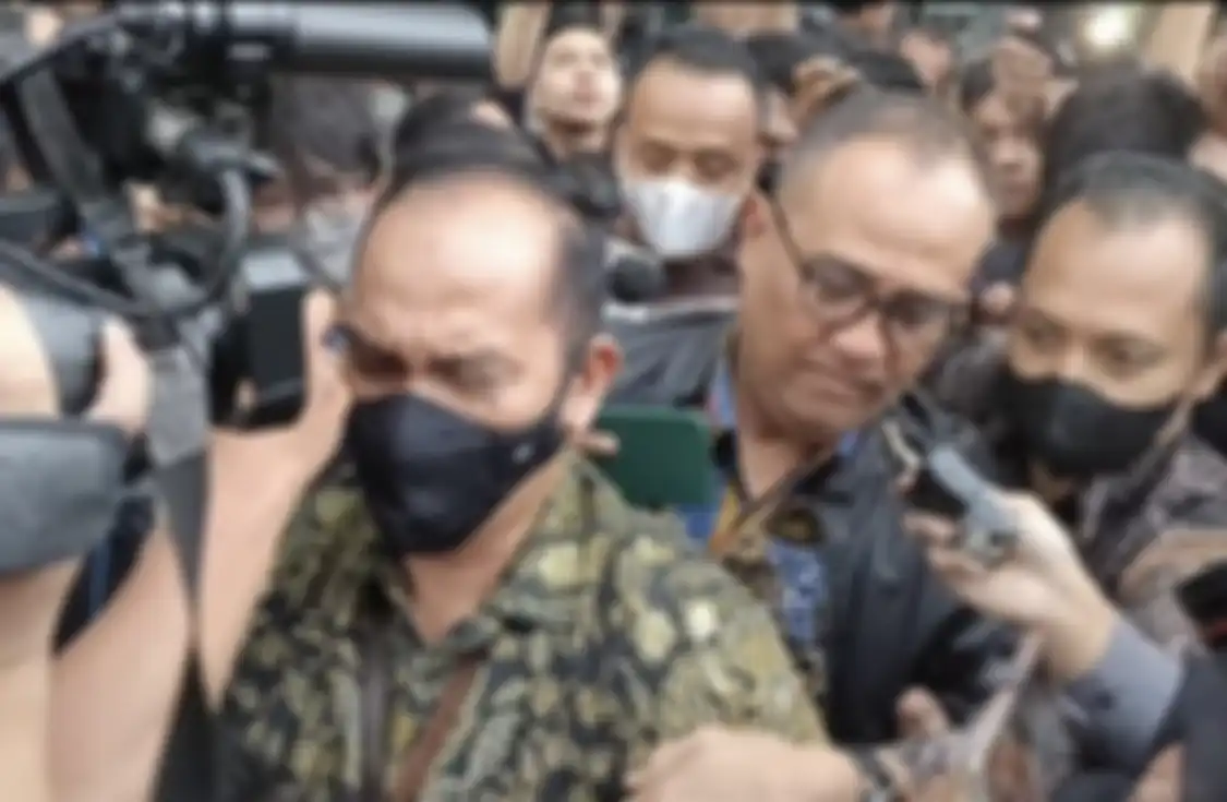 Rafael Alun usai msnjalani pemeriksaan di gedung KPK. Ayah Mario Dandy tak bisa dijebloskan ke bui.