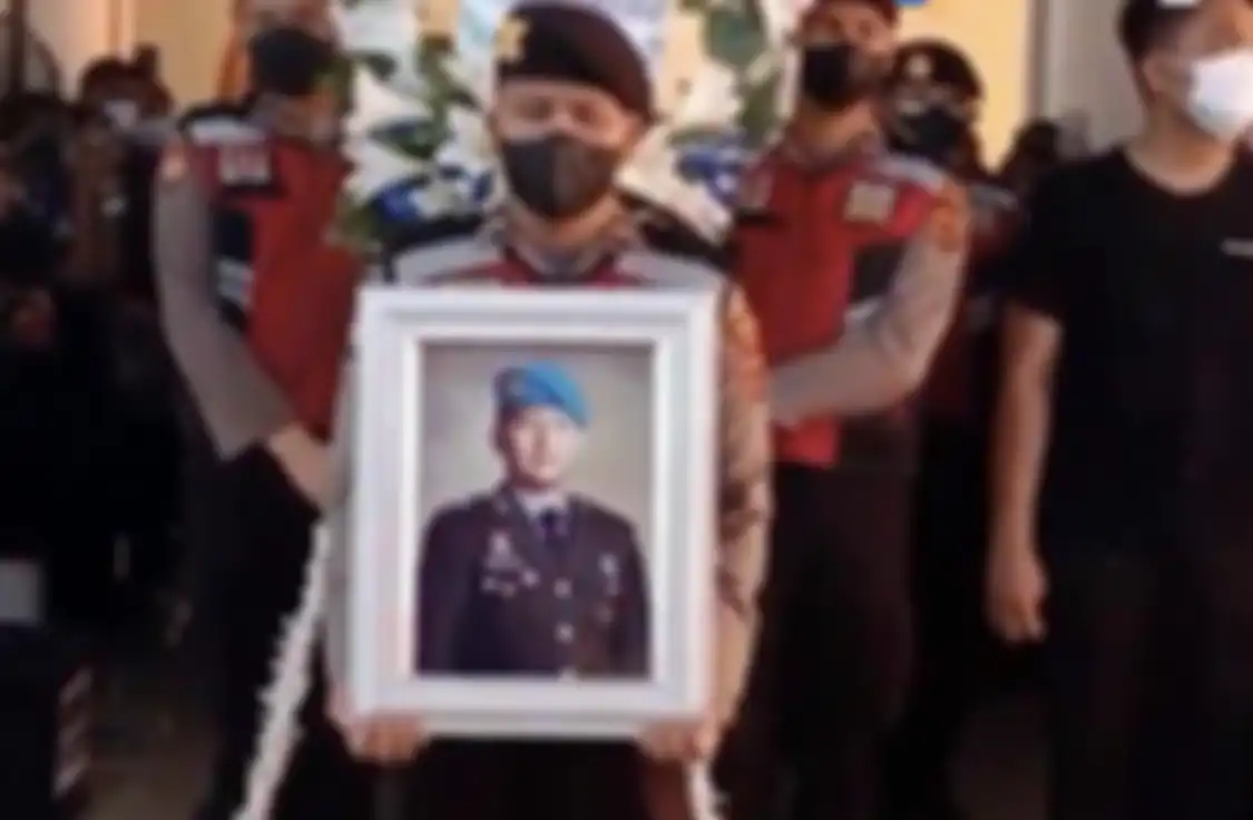 Rekaman CCTV mengungkap Brigadir J sibuk lakukan ini sebelum insiden baku tembak. Pantas pesan WA kekasihnya cuma dibaca.