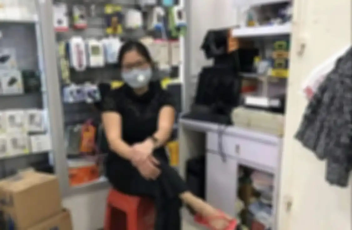 Begini cara Hotman Paris bikin wanita ambil coklat di Alfamart terpojok. Pantas Razman Nasution tekuk lutut. Foto pelaku makin dibully.