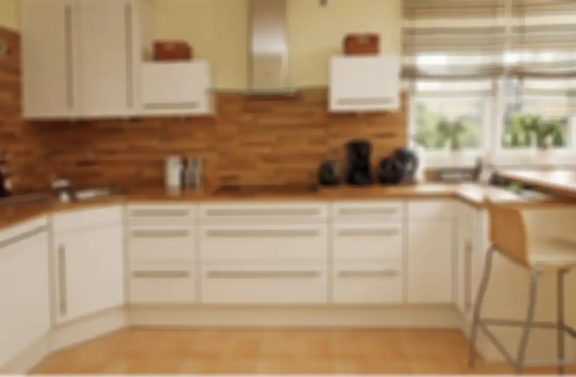 Agar foto dapur kecil terlihat semakin segar, backsplash diberi sentuhan kreatif seperti begini. Tertarik mencoba?