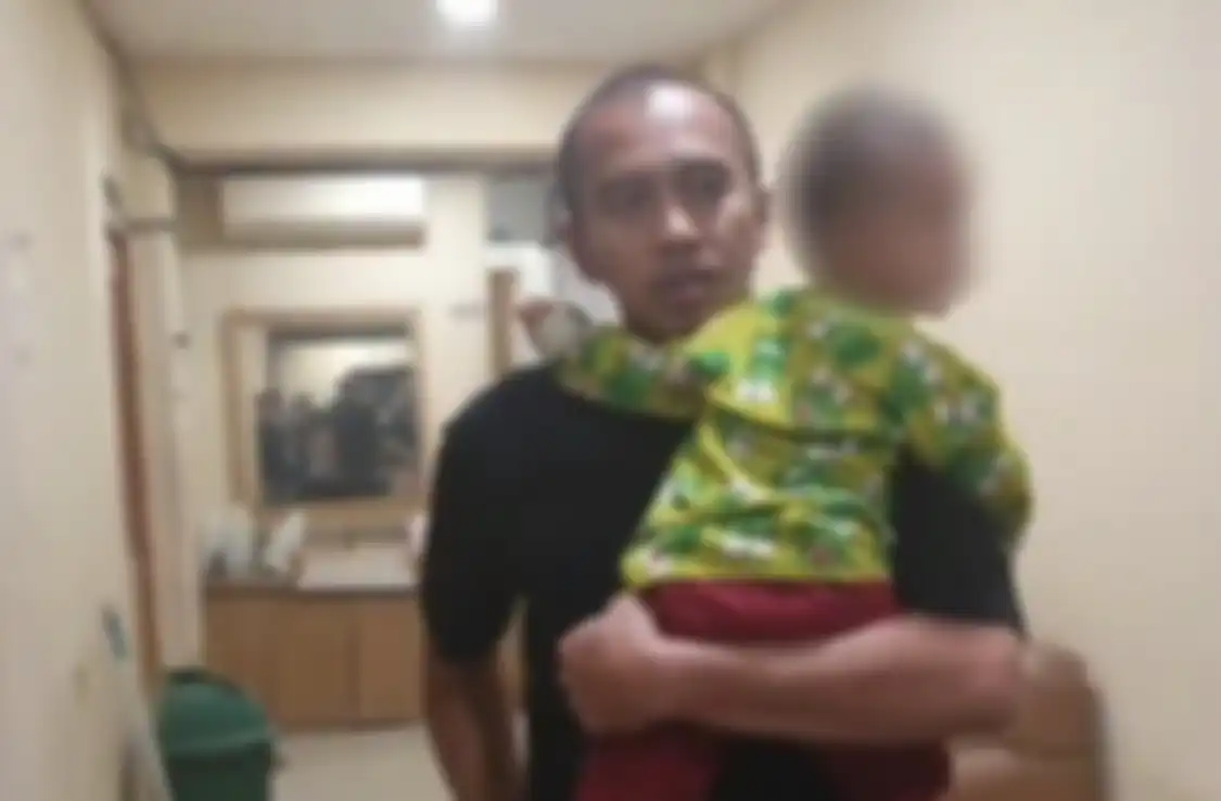 Bayi bos ayam goreng Bekasi terus memanggil mamanya usai diselamatkan petugas Polda Metro Jaya.