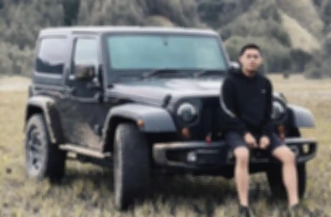 Jeep Rubicon yang dipamerkan Mario Dandy di gurun pasir Bromo. Pemiliknya disebut penerima Bansos Covid-19.
