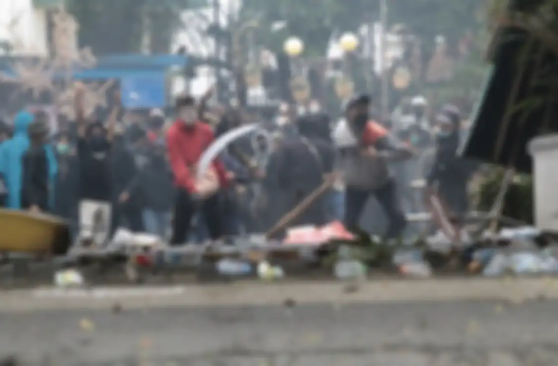 Demo penolakan omnibus law UU cipta Kerja di Kota Malang, Kamis (08/10/2020) berakhir ricuh. Massa melempari gedung dewan dengan petasan, batu, dan merusak motor, kaca, serta beberapa properti di sana