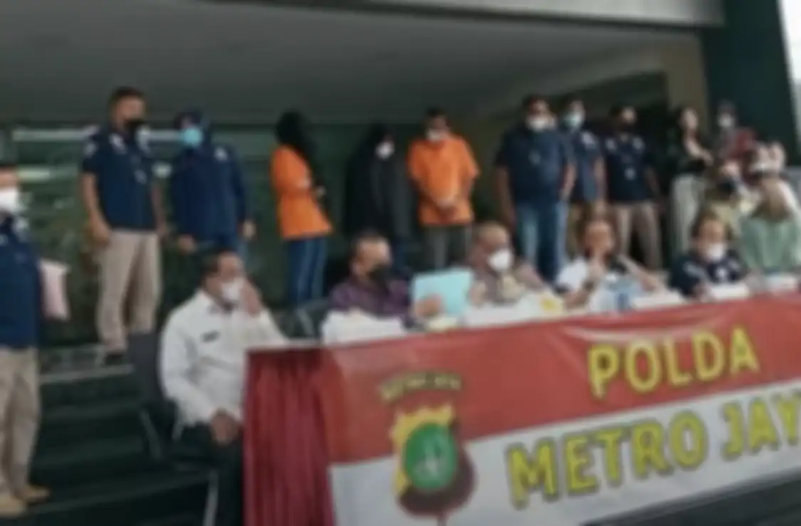 Riri Khasmita, mantan ART ibunda Nirina Zubir berani membalas tatapan eks majikannya saat berada di Polda Metro Jaya.