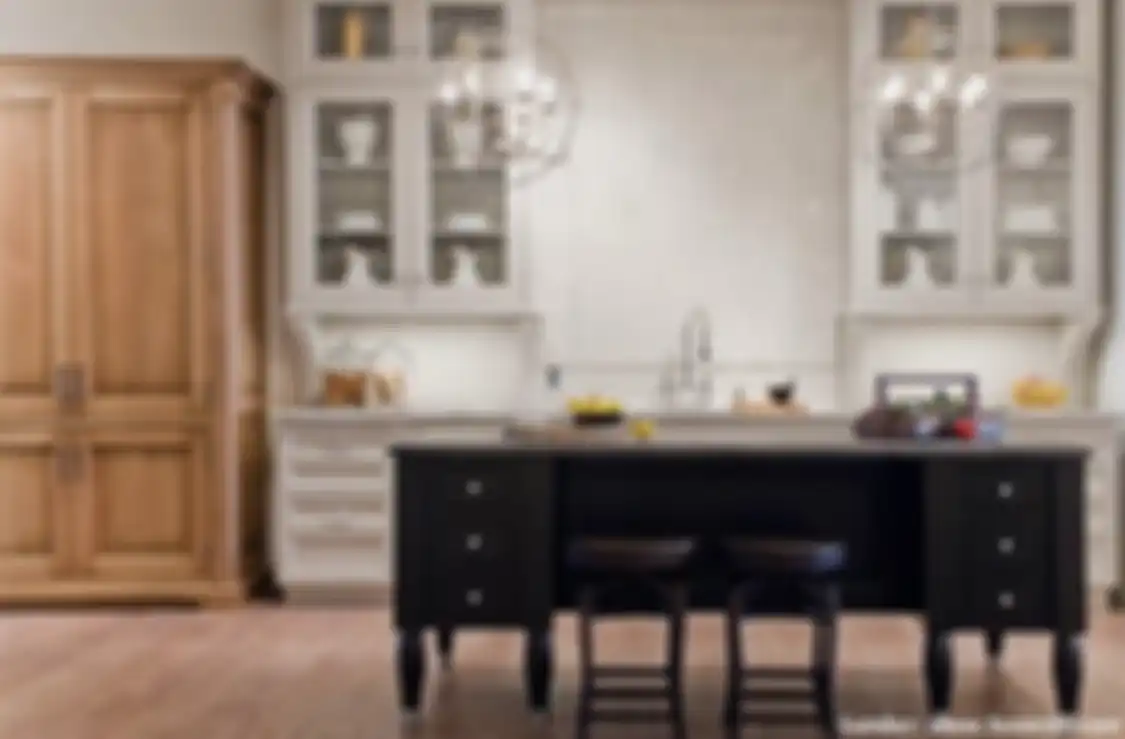Desain kabinet dapur yang menebarkan kesan mewah dirancang dengan model spesial. Foto hasilnya sampai dibahas pemilik rumah.