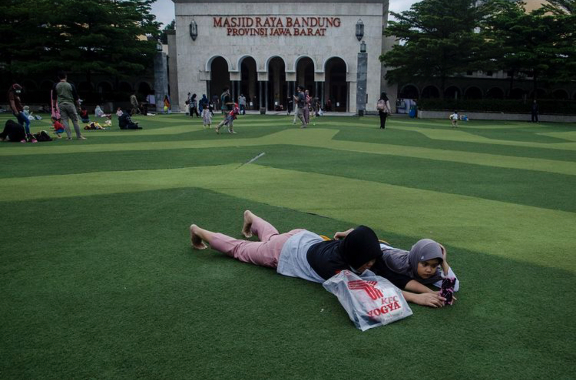 Aun Alun Kota Bandung  tempat wisata yang dekat Stasiun yang banyak spot foto artsy.