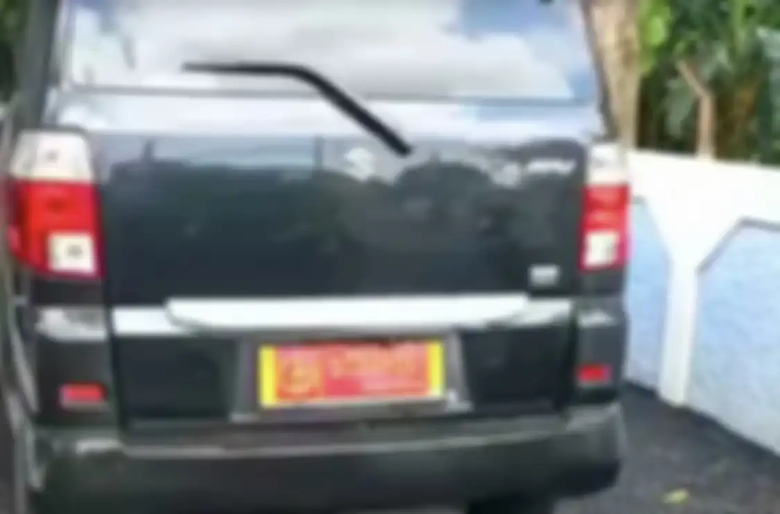 Pengemudi mobil pelat merah khas Mabes TNI malah pulang jalan kaki usai dilepas polisi. Dia diviralkan culik anak SMP. Foto wajahnya dirahasiakan. 