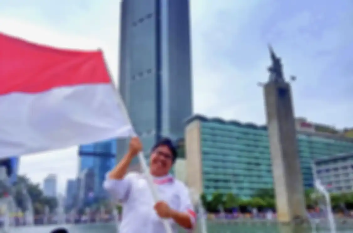 Foto Ade Armando dihujat habis-habisan oleh netizen di media sosial. Pemicunya, pernyataan salat 5 waktu bukan perintah tertulis di Al Aquran.