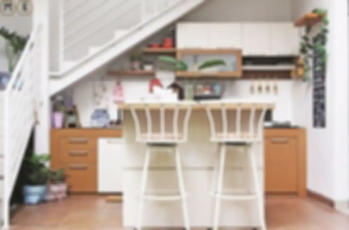 Desain dapur minimalis ini mampu mengubah tampilan area bawah tangga menjadi aesthetic. Intip 7 foto hasilnya. 