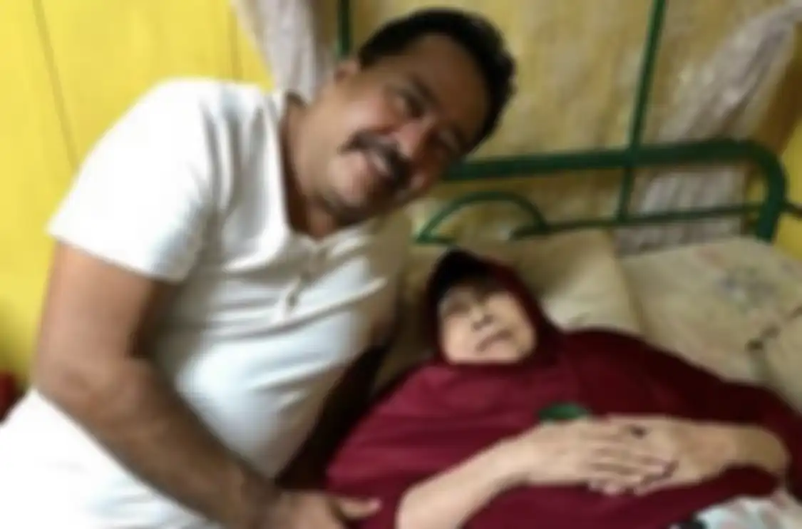 Raffi Ahmad sempat memberi hadiah buat Aminah Cednrakasih Mak Nyak Si Doel bersama Rano Karno. Foto barengnya tinggal kenangan.